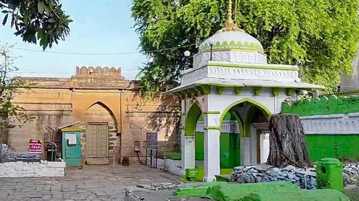 SC suggests temporary Muslim prayer space