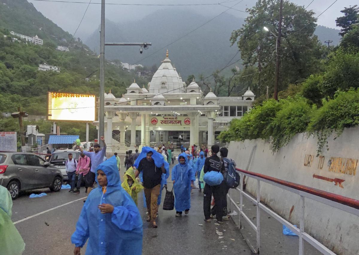 J&K floods: schools shut, Amarnath Yatra halted