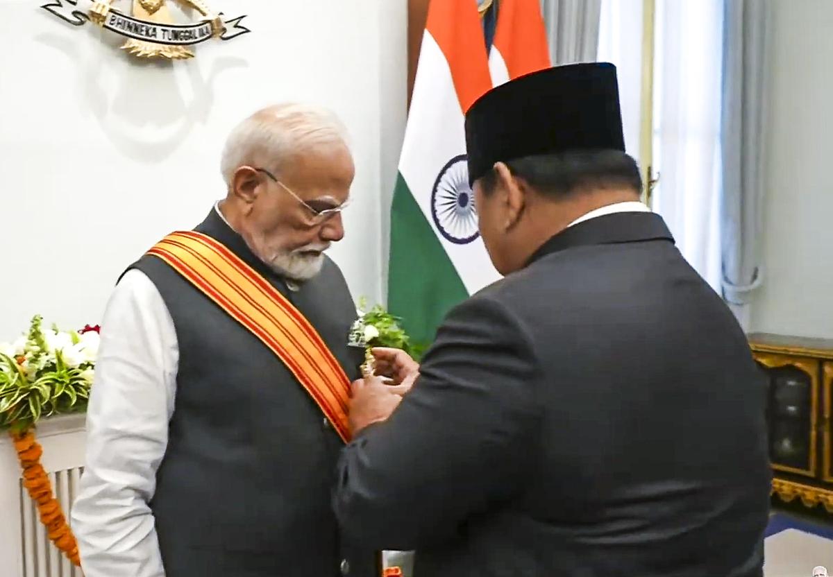 Prime Minister Modi receiving the award